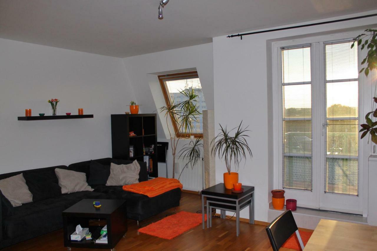 Sunny Two-Story Apartment Kyje Praha Bagian luar foto